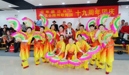 DSC03981.梅州团十九周年团庆.歌伴舞.噢嘿一声唱山歌.伴舞.梅仕英等.摄影.邱立军.JPG