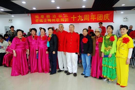 DSC03926.梅州团十九周年团庆.领导与参团十周年团员合影.摄影.邱立军.JPG